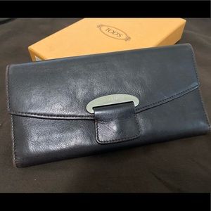 Tod’s brown long wallet